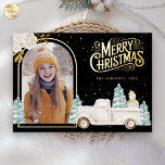 White Truck Snowman Weihnachts-Foto Black Gold Folien Feiertagskarte<br><div class="desc">Erleben Sie Ihren Gast mit dieser eleganten Weihnachtskarte aus Holz im Winter mit einem niedlichen weißen LKW und einem bezaubernden Schneemann mit echten Goldfolienelementen. Fügen Sie einfach Ihren Text auf dieser leicht zu bedienenden Vorlage hinzu und schmücken Sie diese Karte mit Ihrem bevorzugten Foto, um sie zu einer einmaligen Urlaubskarte...</div>