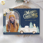 White Truck Snowman Weihnachts-Foto Navy Blue Gold Folien Feiertagskarte<br><div class="desc">Erleben Sie Ihren Gast mit dieser eleganten Weihnachtskarte aus Holz im Winter mit einem niedlichen weißen LKW und einem bezaubernden Schneemann mit echten Goldfolienelementen. Fügen Sie einfach Ihren Text auf dieser leicht zu bedienenden Vorlage hinzu und schmücken Sie diese Karte mit Ihrem bevorzugten Foto, um sie zu einer einmaligen Urlaubskarte...</div>
