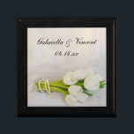 White Tulip Bouquet Spring Wedding Schmuckschachtel<br><div class="desc">Passen Sie die elegante White Tulip Bouquet Spring Wedding Geschenkboxen mit den persönlichen Namen der Braut und Bräutigam und März,  April oder Mai Frühjahrsfeier Datum. Diese klassische,  individuelle botanische Puzzletasche zeigt ein Blumenfoto mit einem Blumenstrauß aus weißen Tulpenblüten,  weißer Perlenhalskette und Brautschleier mit weißem Satin-Hintergrund.</div>