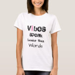 *~* White Vibes Speak lauter als Worte T-Shirt<br><div class="desc">* VIBES SPEAK LOUDER ALS WORDS White Women's Lässigen Niedlichen Mode Trendy Modern White Women's Runner Fitness Sports T - Shirt * Der Schriftart ist schwarz mit einem PINK-Buchstaben. Die Farbe der Wörter kann sich ändern.Der Stil einiger Briefe ist grunge. Ein phantastischer feminininer hübscher, schick weiblicher T - Shirt mit...</div>