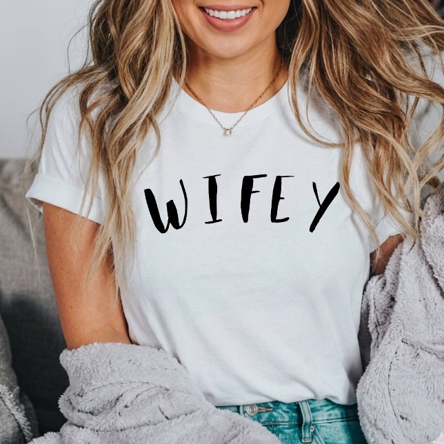 white wifey modern script T-Shirt (Von Creator hochgeladen)