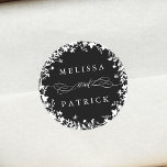 White Wildblume Wreath Silhouette Hochzeit Schwarz Runder Aufkleber<br><div class="desc">Dieser elegante Hochzeitsaufkleber zeigt die Silhouette der Wildblumen als Kranz mit Ihren Namen. Für eine weiter gehende Anpassung dieses Designs klicken Sie bitte auf den BUTTON BLAU DESIGN TOOL oben! Matching-Elemente sind ebenfalls verfügbar.</div>