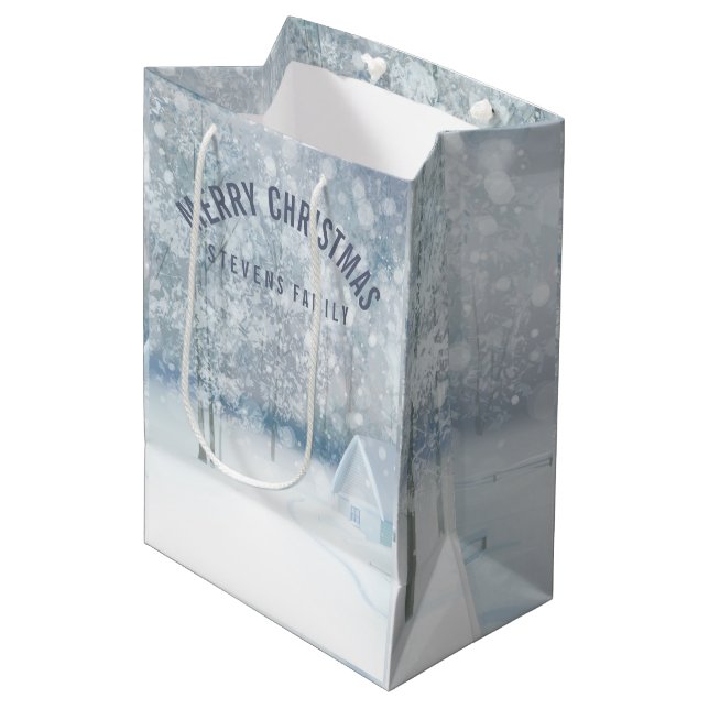 White Winter Romantic Snowy Woods Mittlere Geschenktüte (Vorderseite Schrägansicht)