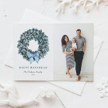 White Winterberry Wreath Happy Hanukkah Foto Feiertagspostkarte<br><div class="desc">Happy Hanukka! Senden Sie Hanukkah Wünsche an Familie und Freunde mit dieser grünen Kranz Postkarte. Die Winterbeere in Aquarelltönen und der Kranz aus Boxholz mit blauem Band sind ebenfalls vorhanden. Personalisieren Sie diese durch Hinzufügen von Grüße,  Fotos,  Namen,  Adresse und Nachricht. Diese Winterbeeren-Kranz-Postkarte ist auch in anderen Kartons erhältlich.</div>