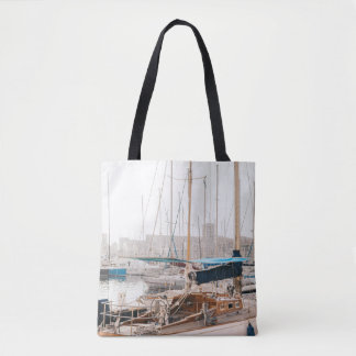 WHITE YACHT AUF BAY TASCHE