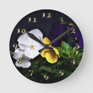 White Yellow and Purple Pansies Runde Wanduhr