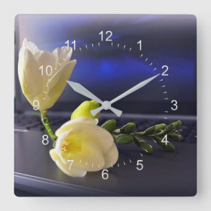 White yellow freesia quadratische wanduhr