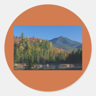 Whiteface Berg über wenigem Cherrypatch Teich Runder Aufkleber