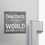 Whitepaper: Anführungszeichen Magnet<br><div class="desc">"Lehrer verändern die Welt ein Kind nach dem anderen" nachdenkliche Typografie zitiert in schwarzer Tafel Hintergrund und weiße Schrift. Es könnte ein nettes Dankeschön an deinen besten Lehrer sein.</div>