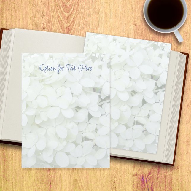 Whitepaper über Blume mit Blumenhintergrund (Von Creator hochgeladen)