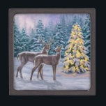 Whitetail Deer & Christmas Tree Winterlandschaft Kiste<br><div class="desc">Ein weißer Buck und Taube stehen in einer Lichtung umgeben von einem Wald aus Tannen und Kiefern, deren Äste schneebedeckt sind. Mitten in der Räumung befindet sich ein Weihnachtsbaum, der mit warmen Urlaubserscheinungen geschmückt ist, die durch den Schnee leuchten und die dunkle Winternacht erhellen. Realistische Kunstwerke, die aus einem originalen...</div>