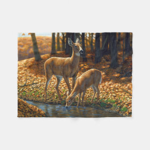 Whitetail Doe and Fawn Drinks aus einem Stream Fleecedecke