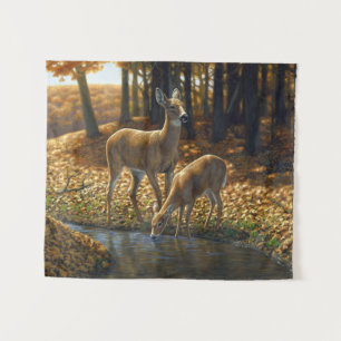 Whitetail Doe and Fawn Drinks aus einem Stream Wandteppich