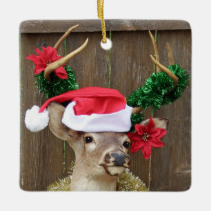 Whitetail-Rotwild in der Weihnachtsmannmütze u. i Keramikornament