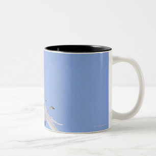 Whooper-Schwäne, die in den Himmel fliegen Zweifarbige Tasse