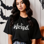 Wicked Halloween Funny Witz T-Shirt<br><div class="desc">Entfesseln Sie dieses Halloween Ihre 'Wicked'-Seite und machen Sie eine bezaubernde Aussage. Es ist das Must-have-Tee für eine leckere Saison, perfekt für Tricks und Leckereien. Nimm dieses Hexenkunst inspirierte Design und mache dieses Halloween zu einem sehr lustigen!</div>