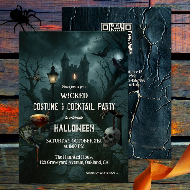 Wickte Kostüme und Cocktail-Halloween-Party Einladung (Costume and cocktail Halloween party invitation featuring an old castle on a dark night)
