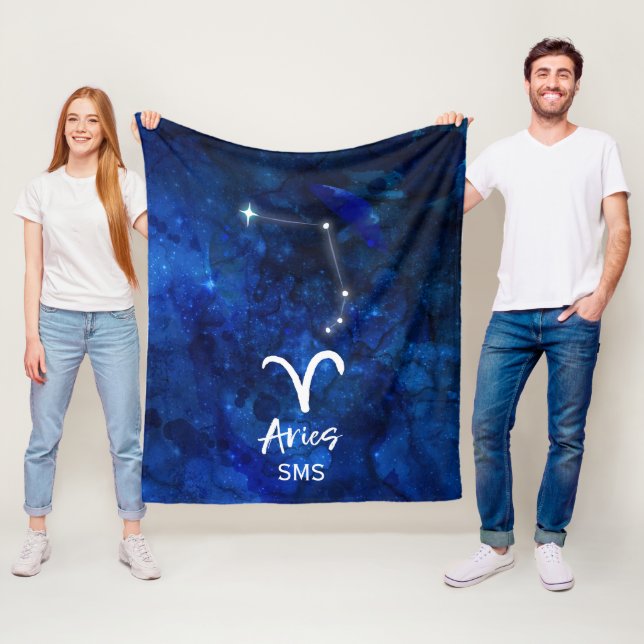 Widder-Sternbild Blaue Galaxie Monogramm Fleecedecke (Beispiel)