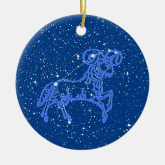 Widder-Sternzeichen mit Sternen auf tiefblauer Ker Keramik Ornament