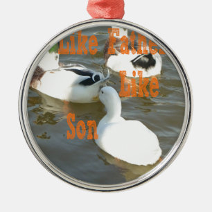 Wie der Vater, so der Sohn. Ornament Aus Metall