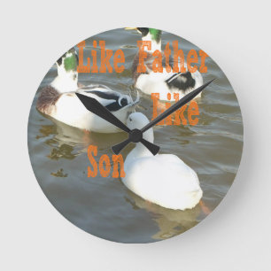 Wie der Vater, so der Sohn. Runde Wanduhr