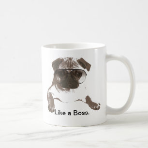 Wie ein Chef-Mops in der Glas-Tasse Kaffeetasse
