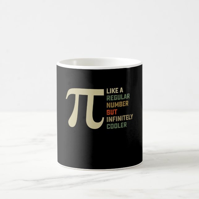 Wie eine reguläre Zahl, aber unendlich Cooler Pi-T Kaffeetasse (Mittel)
