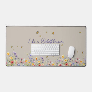 Wie eine Wildblume   Wildblume mit Schmetterling Schreibtischunterlage