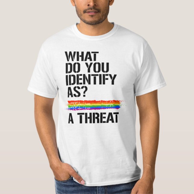Wie identifizierst du dich?  Eine Bedrohung. T-Shirt (Vorderseite)