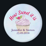 Wie süß es ist Pink Cupcake Wedding Magnet<br><div class="desc">Ein Hochzeitsmagnet,  der sagt: Wie süß es ist. Entworfen mit einer Illustration eines leckeren Kuchens mit rosa Wirbel und einer Beere mit Blätter im Zuckerguss eingebettet. Set auf hellblauem pastellfarbenem Aquarell.</div>