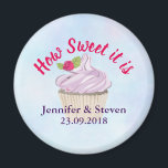Wie süß es ist Pink Cupcake Wedding Magnet<br><div class="desc">Ein Hochzeitsmagnet,  der sagt: Wie süß es ist. Entworfen mit einer Illustration eines leckeren Kuchens mit rosa Wirbel und einer Beere mit Blätter im Zuckerguss eingebettet. Set auf hellblauem pastellfarbenem Aquarell.</div>