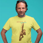 Wie verändert es Niedliche Affen-Grafik? T-Shirt<br><div class="desc">Ein Affe,  der an einem Bar hängt,  begleitet den Slogan HOW'S IT HANGING auf diesem grafischen Abschlag. Der Affe ist braun und dunkelbraun,  wobei die Buchstaben in dunklem Bräune koordiniert werden.</div>