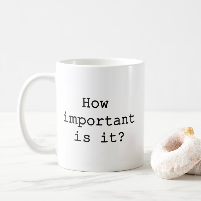 Wie wichtig ist es Slogan Quote Typografie Kaffeetasse (Mit Donut)