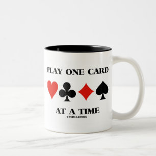 Wiedergabe einer Karte nach der anderen (vier Card Zweifarbige Tasse