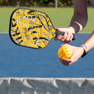 Wiederholter Überlappungsname überall über Gelb Pickleball Schläger