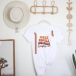 Wiedersehen Camping Road Trip | Retro Boho T-Shirt<br><div class="desc">In modernem Design mit 70er Jahren Streifen und Retrotypografie. Ändern Sie den Familiennamen, um ihn zu Ihrem eigenen, individuellen Design zu machen. Dieses Design wird nie außer Mode kommen. Ideal für Fotos, Wiedersehen-Partys, Straßenausflüge und vieles mehr. Warme, Vintage Farbtöne wie Creme, staubige Rose und verbrannte Orange überzeugen die Szene. Die...</div>