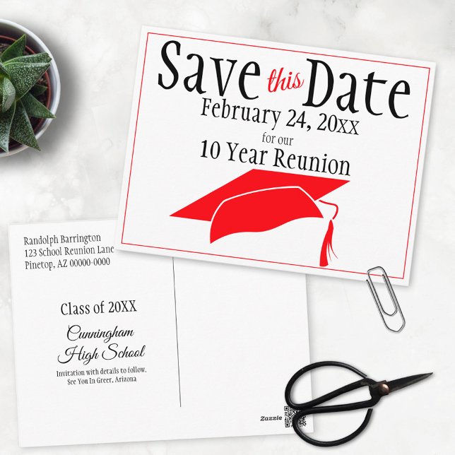 Wiedersehen Class Save the Date Red Graduation Cap Postkarte (Von Creator hochgeladen)