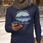Wiedersehen Custom Long Sleeve T-Shirt<br><div class="desc">Diese coolen, maßgeschneiderten T - Shirt mit langen Ärmeln bestechen durch einen ruhigen, blauen Fluss, der von Bäumen umgeben ist und mit personalisierten Texten für einen Familienausflug, einen Camping oder einen Sommerurlaub ausgestattet ist. Passen Sie Ihren Nachnamen oder anderen Gruppennamen an.</div>
