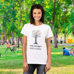 Wiedersehen-Familienbaum für personalisierte T-Shirt<br><div class="desc">Gedenken Sie Ihre Wiedersehen mit diesem stilvollen T - Shirt. Es ist mit einem farbenfrohen Mosaikbaum dekoriert und lässt sich leicht mit Ihrem Familiennamen anpassen. Verwenden Sie die Option Weitere anpassen, um die Textgröße, den Stil oder die Farbe zu ändern. Weil wir unsere Kunstwerke erstellen, werden Sie dieses exakte Bild...</div>