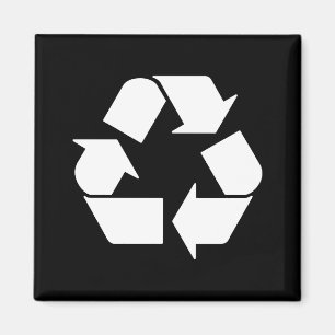 Wiederverwerten Sie Weiß auf Grünem T-Shirt Magnet