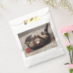 Wiegenlied der Katze, Eine Katze spielt mit einem  Geschenktütchen