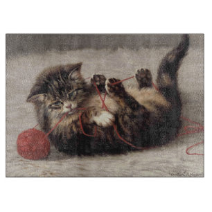Wiegenlied der Katze, Eine Katze spielt mit einem  Schneidebrett
