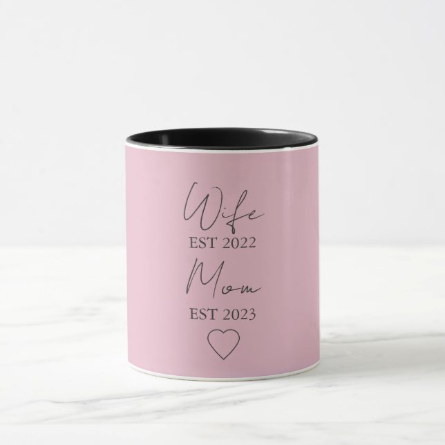 Wife & Mom Est. – Minimalist Valentine Gift Tasse (Zentrum)