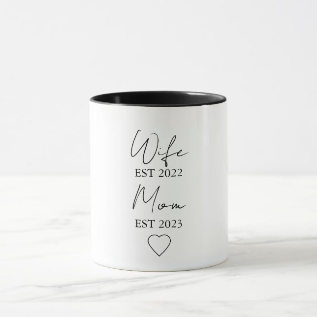 Wife & Mom Est. – Minimalist Valentine Gift Tasse (Zentrum)