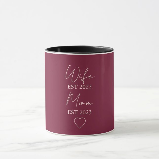 Wife & Mom Est. – Minimalist Valentine Gift Tasse (Zentrum)