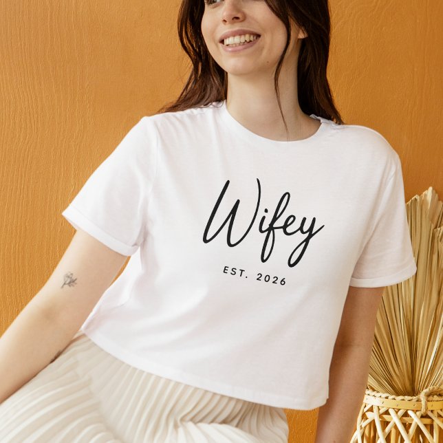 Wifey Black Script Typography Established Year     T-Shirt (Von Creator hochgeladen)