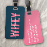 Wifey Blue Pink Monogram Script Gepäckanhänger<br><div class="desc">Mit diesem personalisierten Design,  das sich perfekt für Reisende eignet,  können Sie Ihr Gepäck auftanken</div>