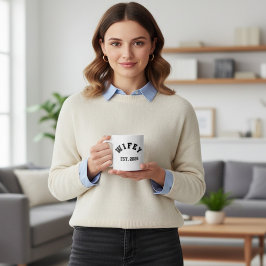 Wifey College T-Shirt Kaffeetasse
