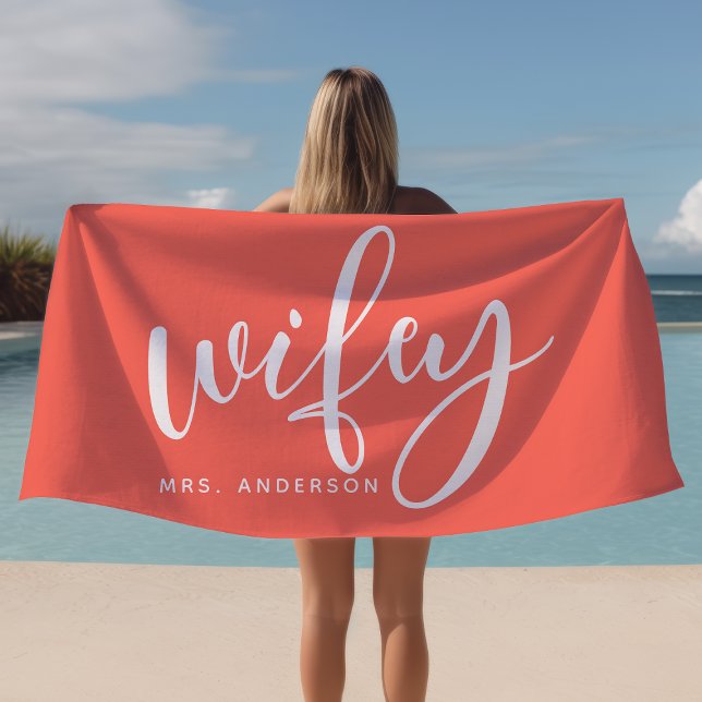 Wifey Coral und White Newlywed Bridge Strandtuch (Von Creator hochgeladen)