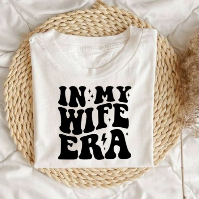 Wifey Cute Script Newlywed, In My Wifey Era T-Shirt (Von Creator hochgeladen)